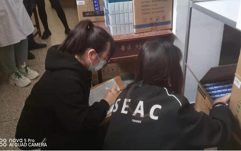 圖為審計人員抽盤藥品庫1.png