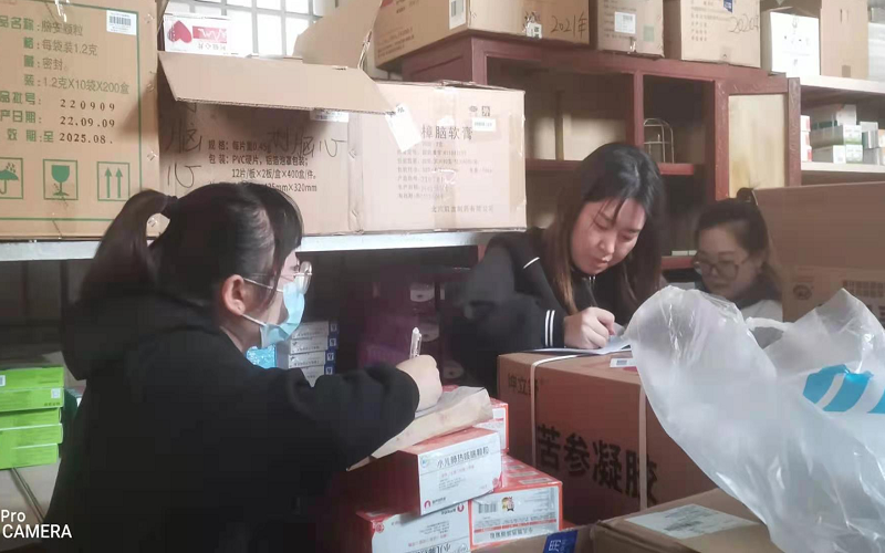 圖為審計人員抽盤藥品庫2.png